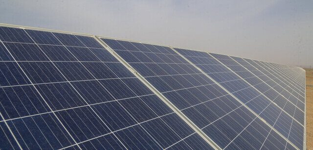 به گزارش خبرانرژی به نقل از ایسنا، محمود دشت بزرگ امروز، ۱۸ اردیبهشت ماه در جلسه هماهنگی احداث شهرک‌های تخصصی انرژی خورشیدی، با اشاره به پایان‌پذیری انرژی فسیلی و آلودگی‌های زیست‌محیطی ناشی از آن، گفت: عدم آلودگی محیط زیست، ارزان بودن، دائمی بودن، پاک بودن، کاهش مصرف سوخت ‌فسیلی و کاهش گازهای گلخانه‌ای، قابلیت ‌بهره‌برداری به صورت خانگی و در ابعاد بزرگ از جمله مزایای بی شمار نیروگاه‌های خورشیدی است.